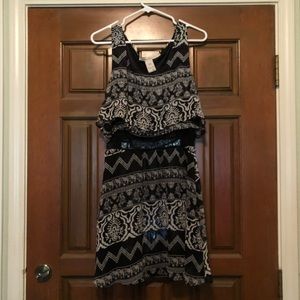 Women’s black and white sleeveless dress